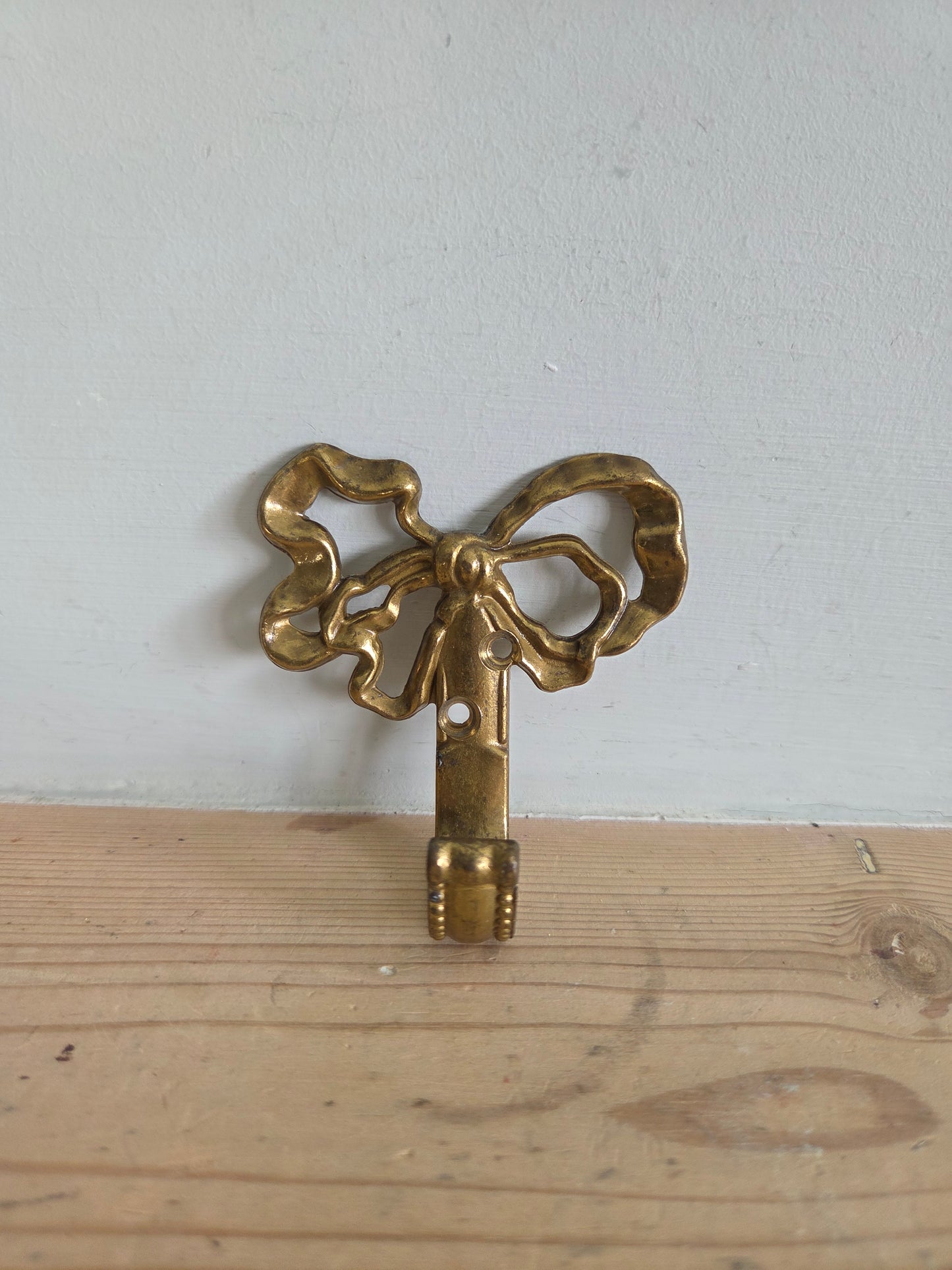 Brass Frilly Bow Hook