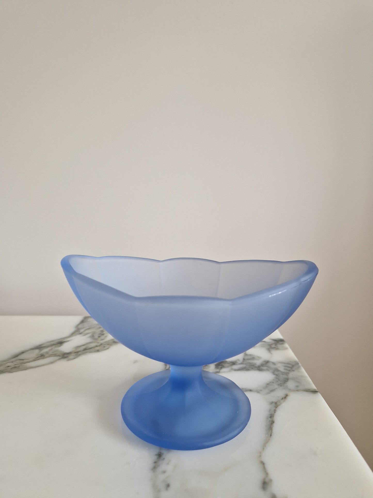 A Set Of 6 Art Deco Scallop Dessert Dishes