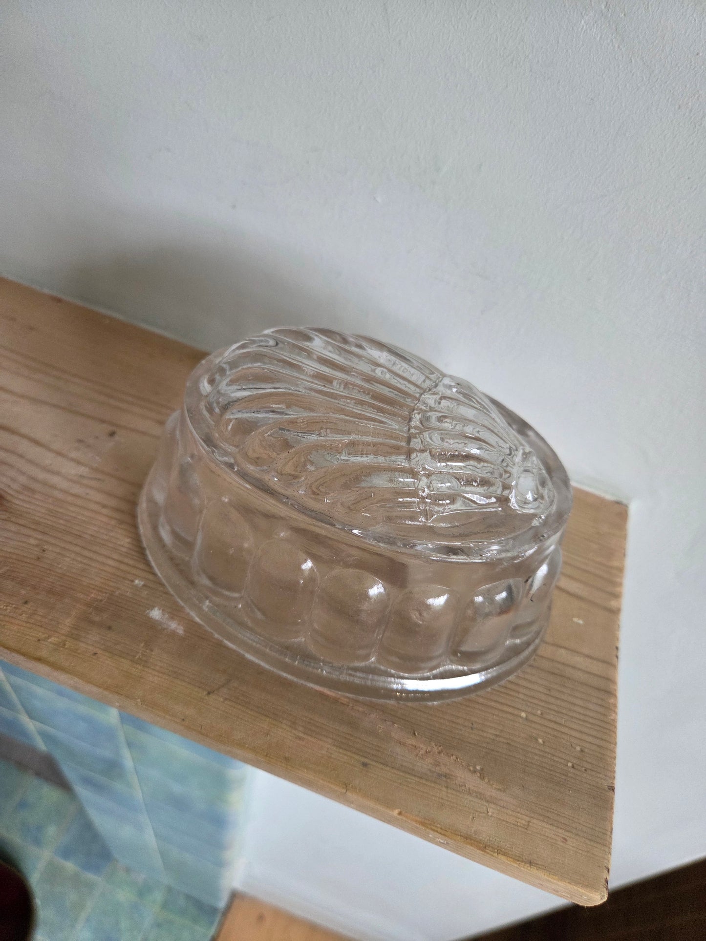 Glass shell jelly mould